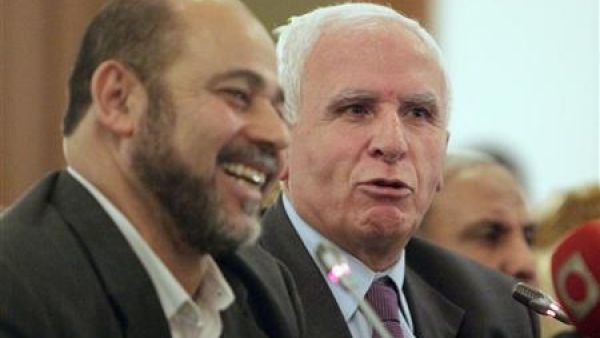 موسى أبو مرزوق (الى اليسار) وعزام الأحمد