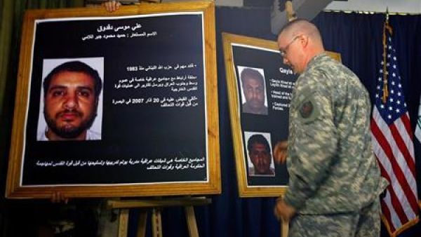 جندي امريكي يعرض صورة لموسى دقدوق اثناء مؤتمر صحفي في المنطقة الخضراء 
