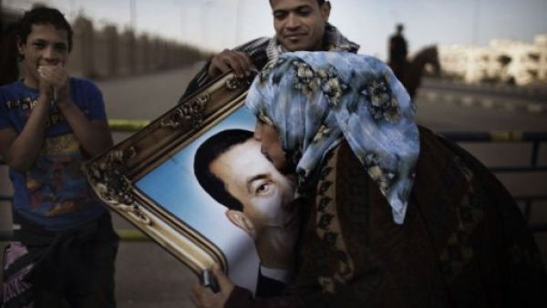 امراة من انصار مبارك تقبل صورته امام المحكمة