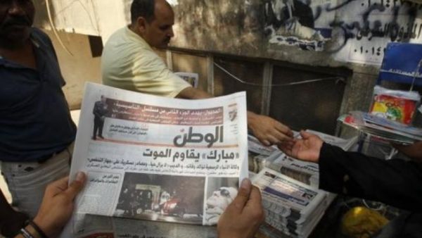 مصري يطالع صحيفة تتصدرها انباء عن تدهور صحة مبارك