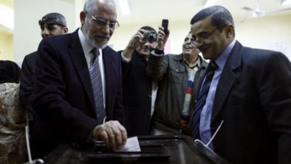 مرشد الاخوان المسلمين محمد بديع يدلي بصوته