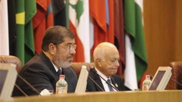 الرئيس المصري محمد مرسي (يسارا) يتحدث أمام اجتماع وزراء الخارجية العرب 
