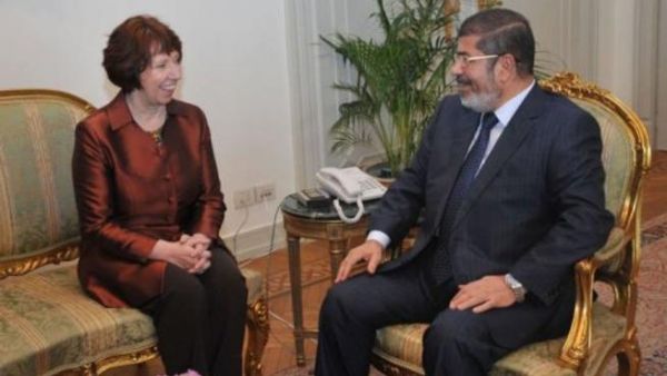 الرئيس المصري محمد مرسي مستقبلا وزيرة الخارجية الاوروبية كاثرين اشتون

