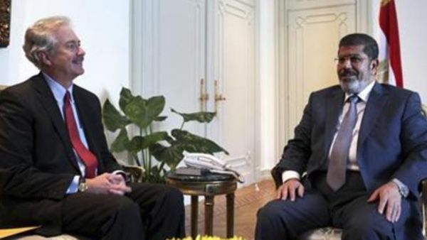 الرئيس المصري محمد مرسي خلال اجتماعه مع نائب وزيرة الخارجية الامريكية وليام بيرنز في القاهرة 
