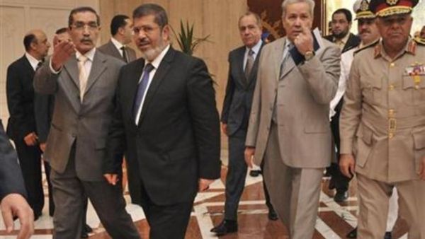 الرئيس المصري المنتخب محمد مرسي (الثاني يسارا) في قصر الرئاسة 