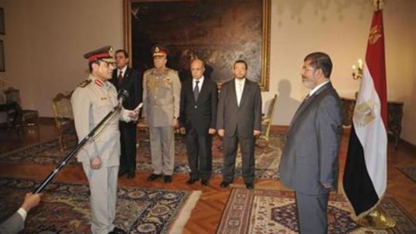 الفريق أول عبد الفتاح السيسي يؤدي اليمين الدستورية أمام الرئيس المصري محمد مرسي بعد تعيينه وزيرا للدفاع