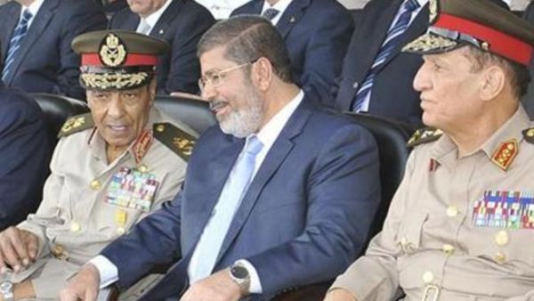 الرئيس محمد مرسي يتوسط طنطاوي وعنان