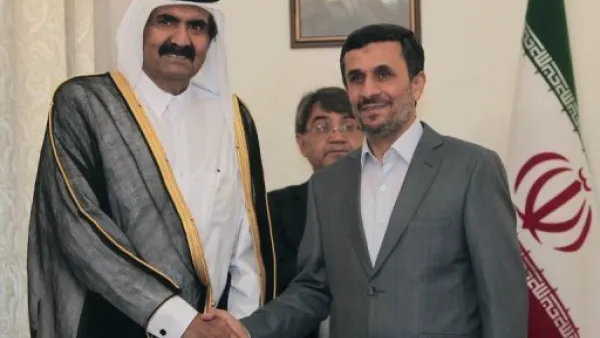 الرئيس الايراني محمود احمدي نجاد (يمين) يصافح امير قطر الشيخ حمد بن خليفة ال ثاني في طهران