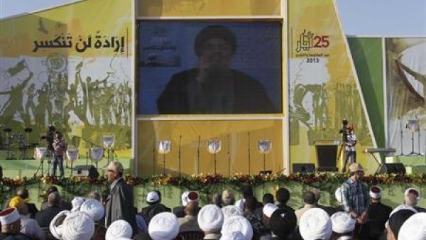 نصر الله يلقي كلمة في انصارة عبر شاشة تلفزيونية في سهل البقاع اللبناني
