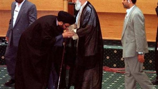 حسن نصر الله الامين العام لحزب الله اللبناني يقبل يد الزعيم الأعلى الإيراني على خامنئي في طهران 
