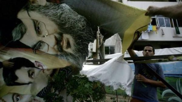 لافتة ممزقة تحمل صورة حسن نصرالله