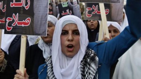 فلسطينيون يتظاهرون تاييدا للشيخ رائد صلاح الموقوف في بريطانيا 
