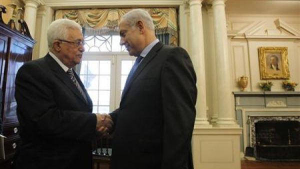 رئيس الوزراء الاسرائيلي بنيامين نتنياهو (الى اليمين) يصافح الرئيس الفلسطيني محمود عباس في واشنطن يوم 2 سبتمبر ايلول 2010