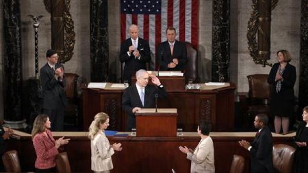  نتنياهو ( وسط الصورة) يرد تحية أعضاء الكونجرس الامريكي يوم الثلاثاء
