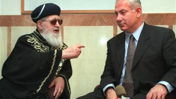 الحاخام الاسرائيلي عوفاديا يوسف (إلى اليسار) يتحدث إلى بنيامين نتنياهو
