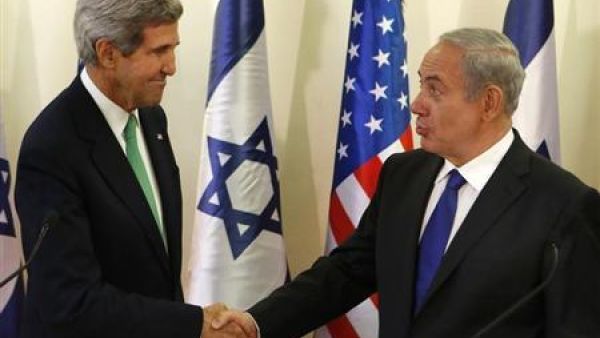 وزير الخارجية الامريكي جون كيري يصافح رئيس الوزراء الاسرائيلي بنيامين نتنياهو (إلى اليمين) في القدس
