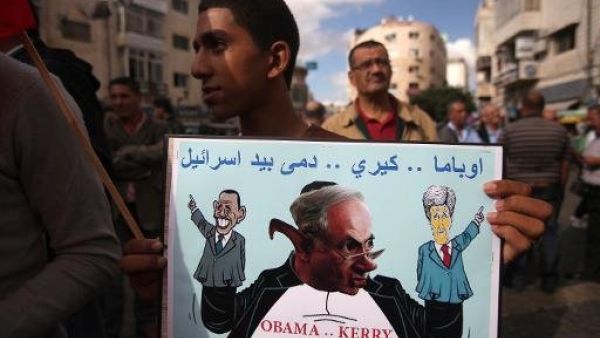 فلسطينيون يتظاهرون في رام الله في تشرين الاول/اكتوبر للتنديد باوباما وكيري ونتانياهو
