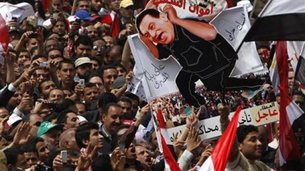 متظاهرون في ميدان التحرير بالقاهرة يوم الجمعة.
