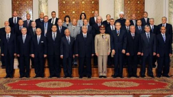 رئيس واعضاء الحكومة الجديدة في صورة تذكارية مع الرئيس الانتقالي عدلي منصور