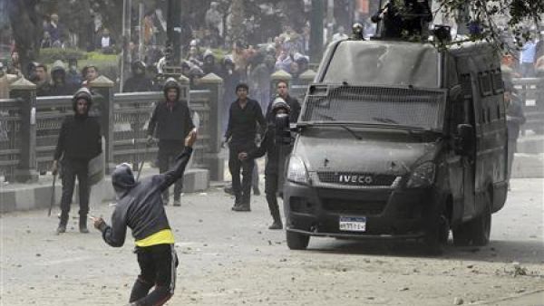 محتج يرشق الشرطة بالحجارة قرب ميدان التحرير بالقاهرة

