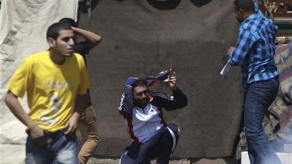 اشتباكات محدودة بين معارضين ومؤيدين للرئيس المصري محمد مرسي في ميدان التحرير بالقاهرة
