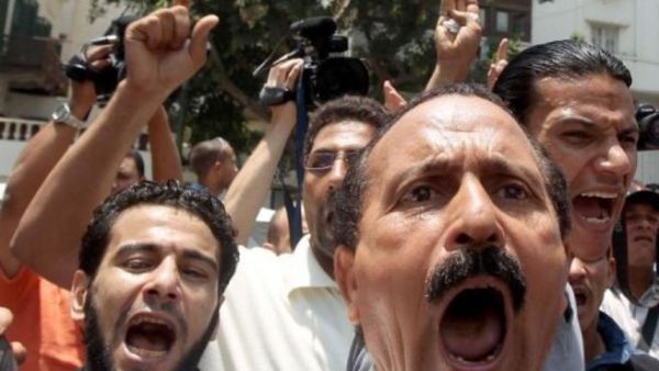 ارشيف/ متظاهرون في ميدان التحرير في القاهرة