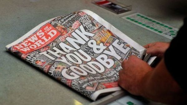 رجل يتصفح العدد الاخير من صحيفة "نيوز اوف ذي وورلد"
