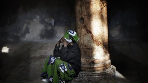 حاجة مسيحية من نيجيريا تصلي في كنيسة المهد في بيت لحم
