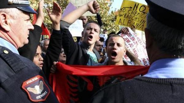 محتجون البان ضد طلب الولايات المتحدة من الحكومة الالبانية استضافة منشاة لتدمير الاسلحة الكيماوية السورية
