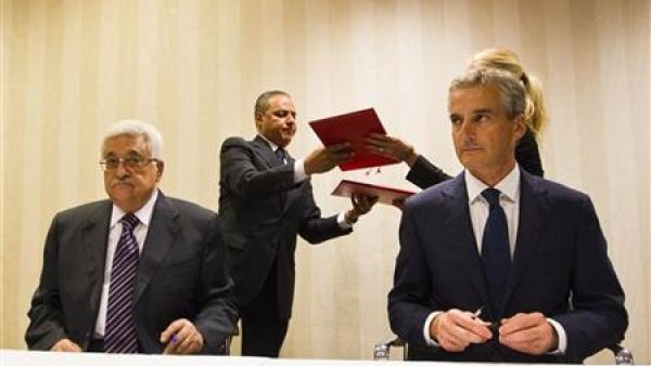 وزير الخارجية النرويجي يوناس جار شتوير (الى اليمين) أثناء مؤتمر صحفي مشترك مع عباس في أوسلو
