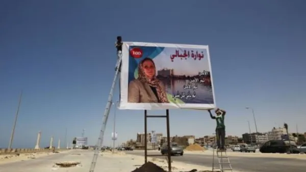 آلاف الملصقات تحل محل صور القذافي في طرابلس

