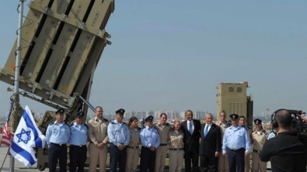 اوباما خلال زيارته الاخيرة لاسرائيل يتوسط مع نتانياهو جمعا من العسكريين امام احدى بطاريات القبة الحديدية