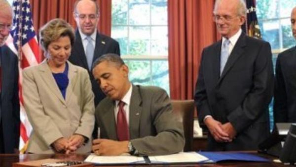 اوباما يستعرض دعمه لاسرائيل قبل زيارة رومني اليها 
