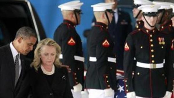 الرئيس الامريكي باراك اوباما ووزيرة الخارجية هيلاري كلينتون في قاعدة اندروز الجوية قرب واشنطن
