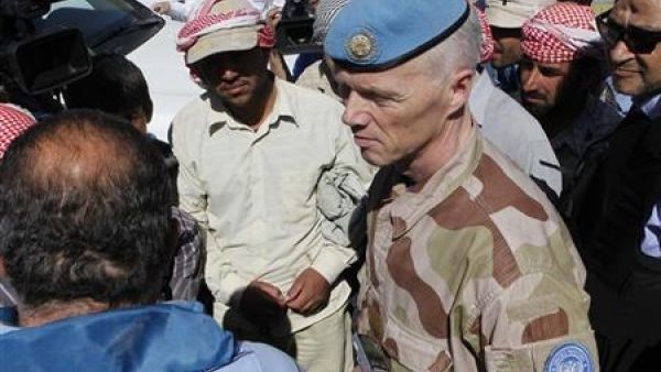 رئيس بعثة مراقبي الأمم المتحدة يتحدث مع مواطنين سوريين في منطقة الزبداني 