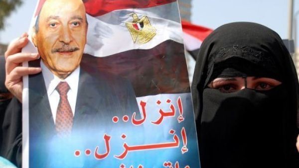 متظاهرة مؤيدة لترشيح عمر سليمان