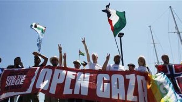 نشطاء يحملون لافتة خلال احتجاج في جزيرة كورفو اليونانية 
