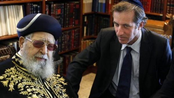 الحاخام عوفاديا يوسف الزعيم الروحي لحزب شاس (يسار) مستقبلا السفير الفرنسي لدى اسرائيل كريستوف بيغو في القدس 
