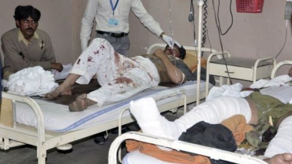 جرحى يعالجون في مستشفى بعد الانفجار الذي وقع في موكب للشيعة وسط باكستان