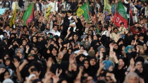 مشرف عاد الى البلاد بعد نفيه لسنوات مشرف عاد الى البلاد بعد نفيه لسنوات