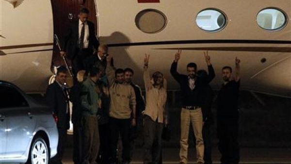 اسرى فلسطينيون محررون لدى وصولهم إلى انقرة
