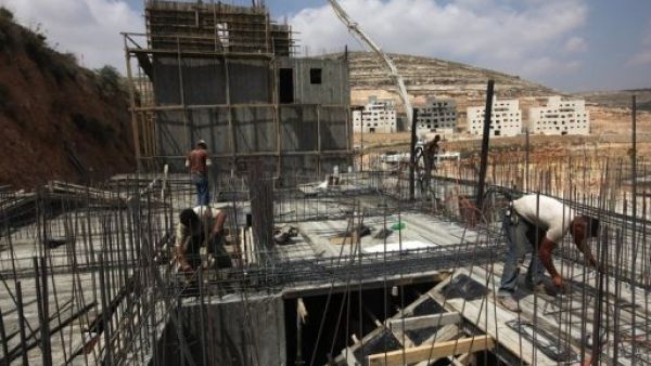 صورة من الارشيف لعمال فلسطينيين يعملون في مستوطنة اسرائيلية في الضفة الغربية
