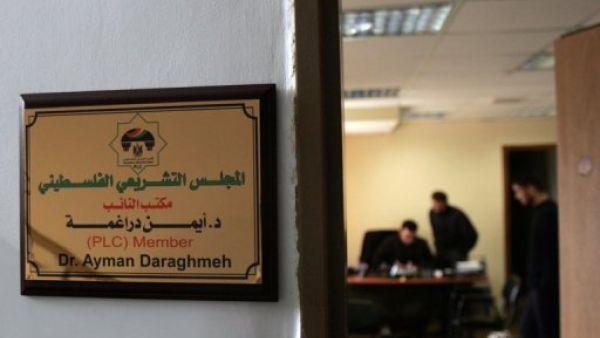 موظفون داخل مكتب النائب ايمن دراغمة بعد اعتقاله في رام الله 
