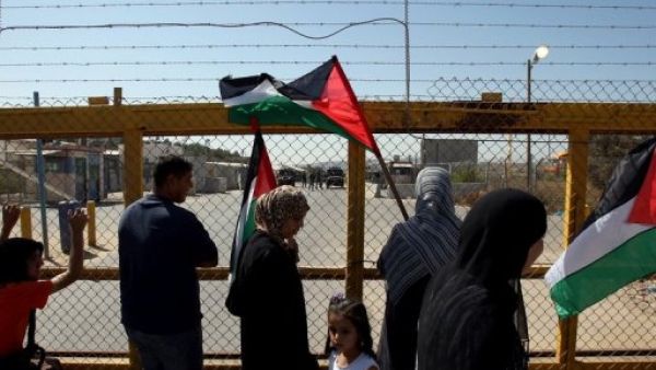 فلسطينيون امام سجن عوفر الاسرائيلي