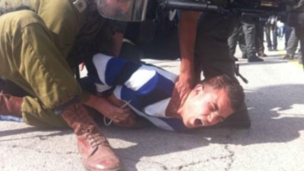 جنود اسرائيليون يعتقلون شابا فلسطينيا