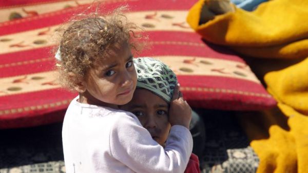 طفلان فلسطينيان من لاجئي سوريا داخل مخيم عين الحلوة في لبنان