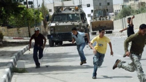 اطفال فرلسطينيون خلال مواجهة مع الجنود الاسرائيليين في الضفة الغربية