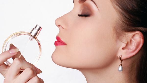 اسحري زوجكِ برائحة عطركِ المميز فقط بـ 3 خطوات