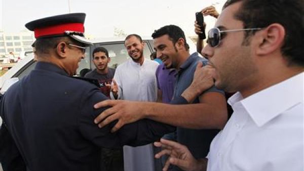 شرطي يتحدث مع محتجين لمنعهم من القيام بمسيرة اثناء مظاهرة امام مقر حزب الوفاق 
 شرطي يتحدث مع محتجين لمنعهم من القيام بمسيرة اثناء مظاهرة امام مقر حزب الوفاق