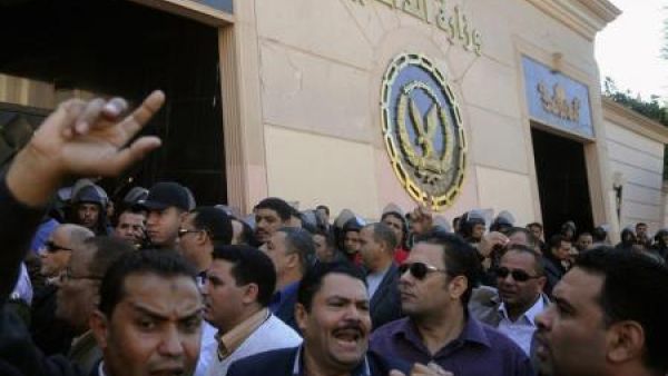افراد الشرطة خلال تظاهرهم امام مقر وزارة الداخلية بالقاهرة
